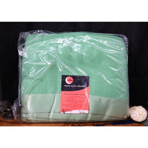Vintage Harmony House Rayon-Nylon 72"x90" 3.25# Mint Green Blanket Nylon Binding